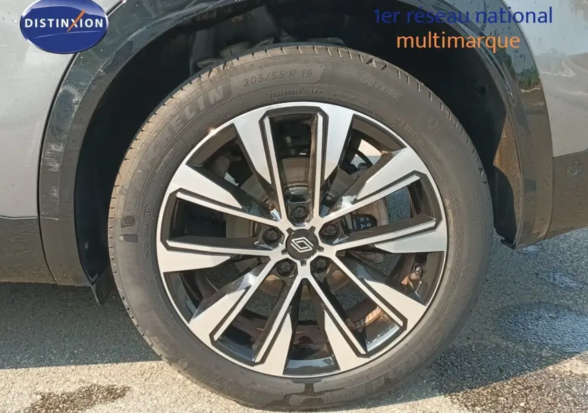Gros plan sur la roue avant droite du Renault Austral 2025 gris schiste métal avec jante alliage bicolore.