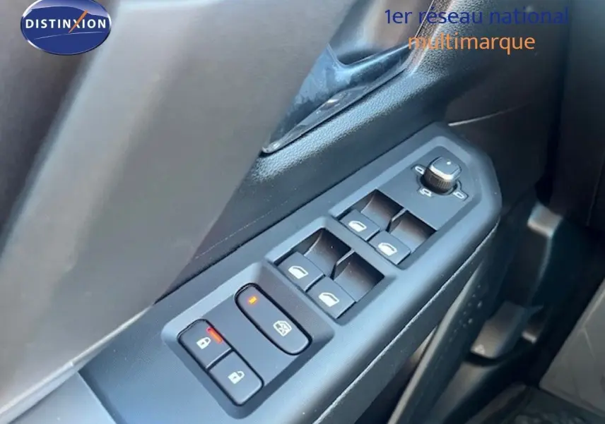 Vue rapprochée des commandes de lève-vitres et rétroviseurs côté conducteur du Jeep Compass 2026 gris Yosemite métal avec toit noir.