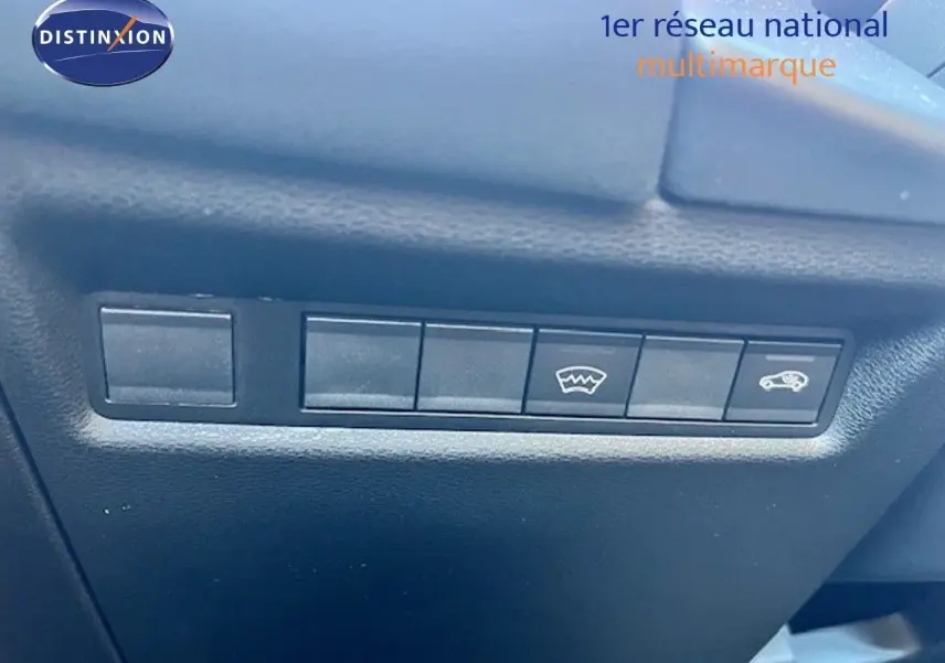 Gros plan sur les boutons de commande intérieurs noirs du Jeep Compass gris Yosemite avec toit noir, année 2026.