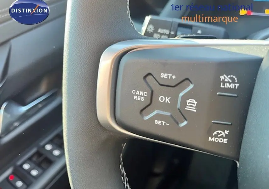 Gros plan sur le volant multifonction noir du Jeep Compass 2026, mettant en valeur les commandes de régulateur de vitesse.