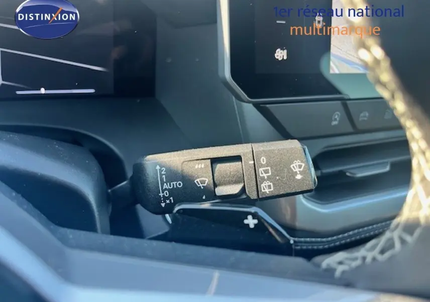 Gros plan sur la commande d’essuie-glace côté droit du Jeep Compass gris Yosemite avec intérieur noir.