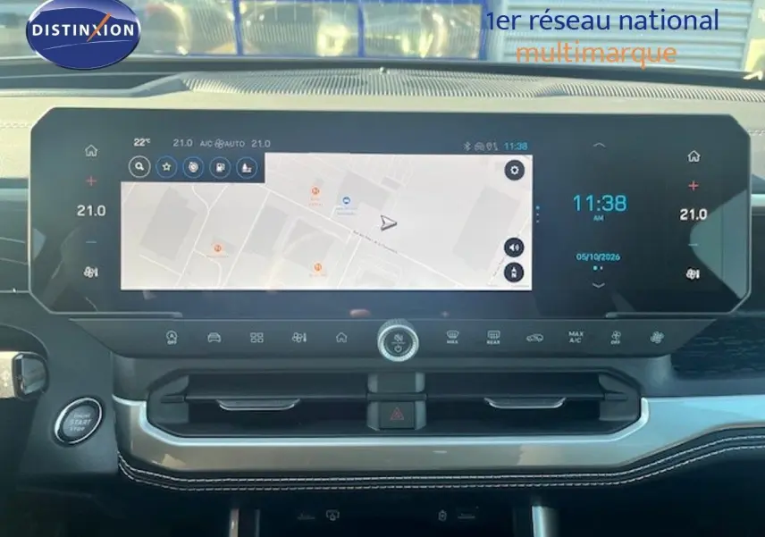 Vue intérieure du tableau de bord du Jeep Compass 2026, écran tactile large avec navigation et commandes climatisation digitales.