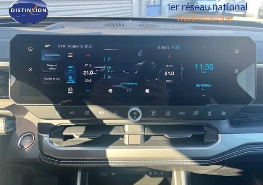 Tableau de bord numérique du Jeep Compass 2026, affichage central tactile avec commandes de climatisation et connectivité.