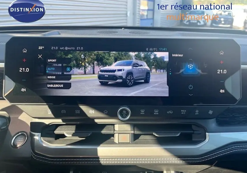 Vue intérieure du tableau de bord du Jeep Compass 2026 avec écran tactile affichant une image du véhicule gris Yosemite métal au toit noir.