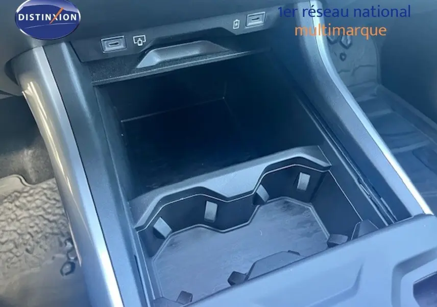 Gros plan sur le rangement central et porte-gobelets du Jeep Compass 2026, intérieur noir avec finitions modernes.