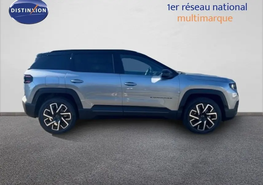 Vue latérale droite du Jeep Compass 2026 gris Yosemite métallisé avec toit noir et jantes distinctives.