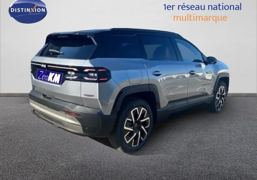 Jeep Compass MHEV 145ch Summit gris Yosemite métal avec toit noir, vue 3/4 arrière côté droit, jantes distinctives.