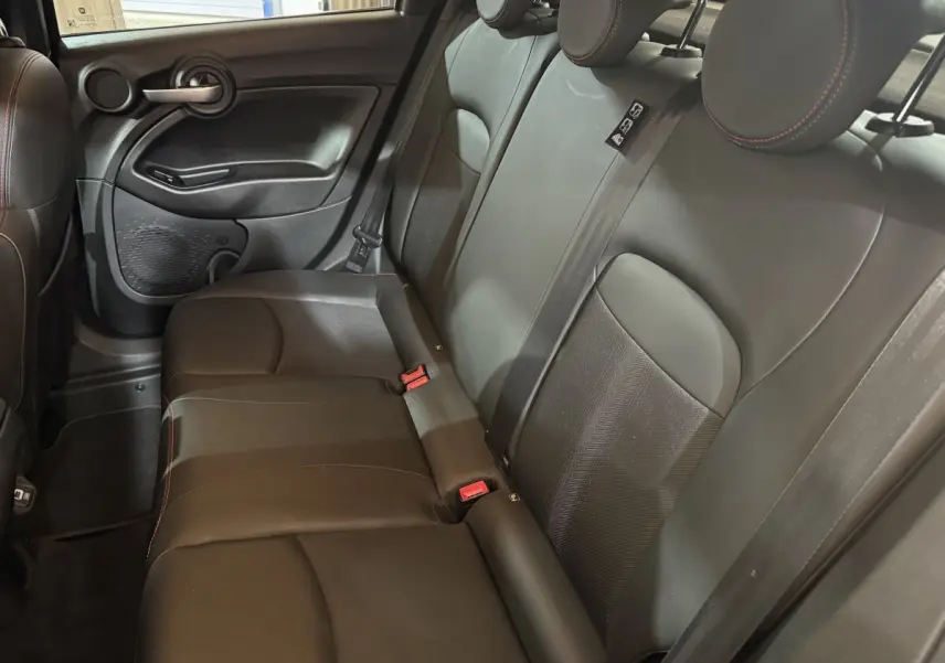 Banquette arrière en cuir noir avec surpiqûres rouges du Fiat 500X, vue côté droit intérieur du véhicule.