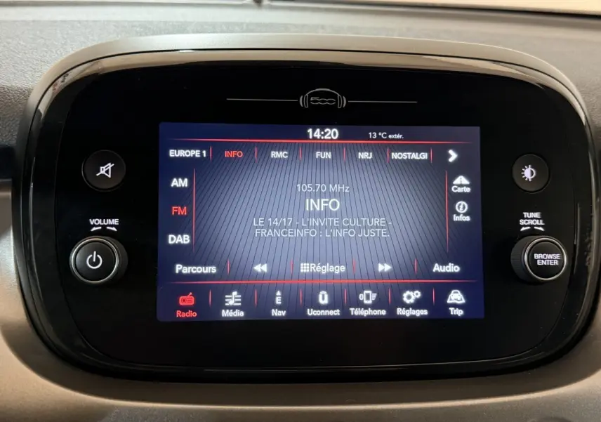 Écran tactile central allumé de la Fiat 500X noire, affichant la radio et les options multimédias.