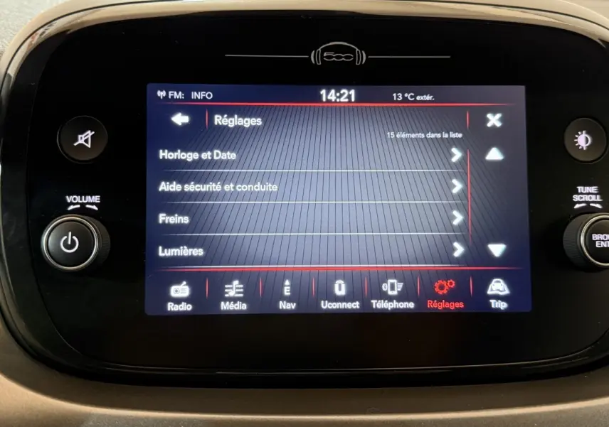 Écran tactile central du tableau de bord de la Fiat 500X affichant le menu Réglages en intérieur.