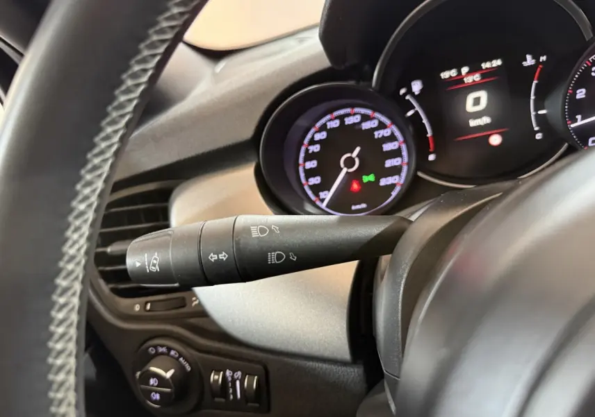 Gros plan sur le tableau de bord et la colonne de direction du Fiat 500X 2021, affichage numérique et commandes visibles.