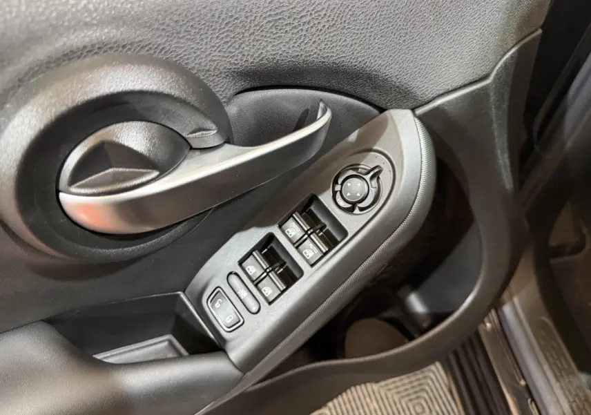 Poignée de porte et commandes des vitres côté gauche intérieur d'une FIAT 500X noire 2021 finition Sport.