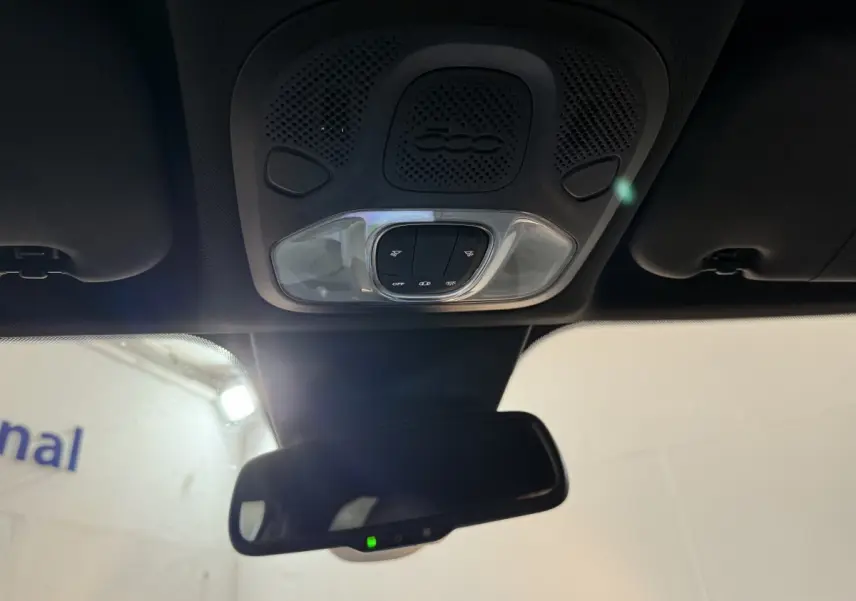 Plafonnier avec commandes d’éclairage et logo 500 au-dessus du rétroviseur intérieur d’une Fiat 500X noire.