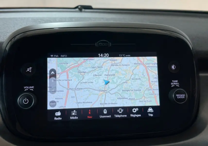 Écran tactile central du tableau de bord noir du Fiat 500X affichant une carte de navigation en plein jour