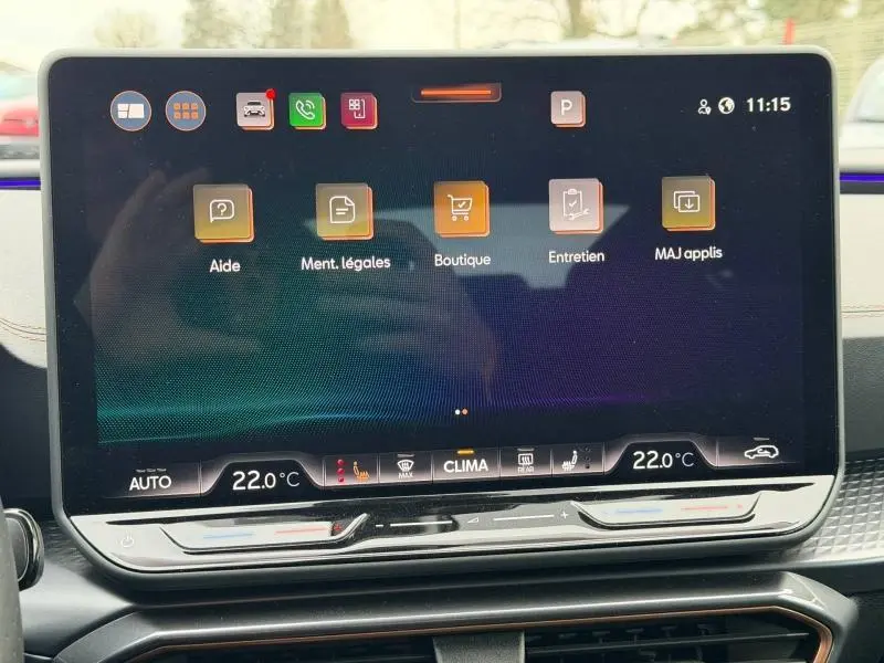 Écran tactile central du tableau de bord du CUPRA Formentor 2025 affichant le menu d’aide et réglages climatiques.