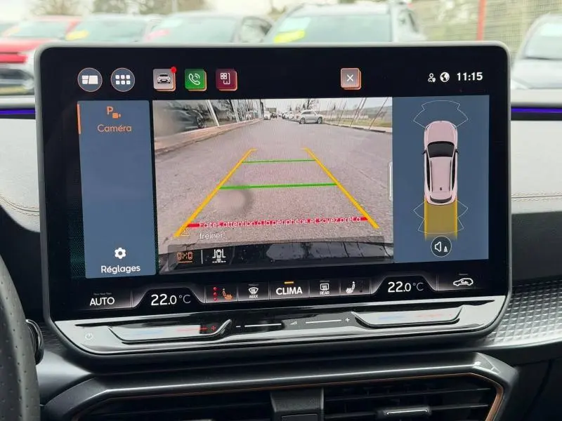 Écran central affichant la caméra de recul et l'aide au stationnement du CUPRA Formentor gris Graphène, intérieur moderne et technologique.