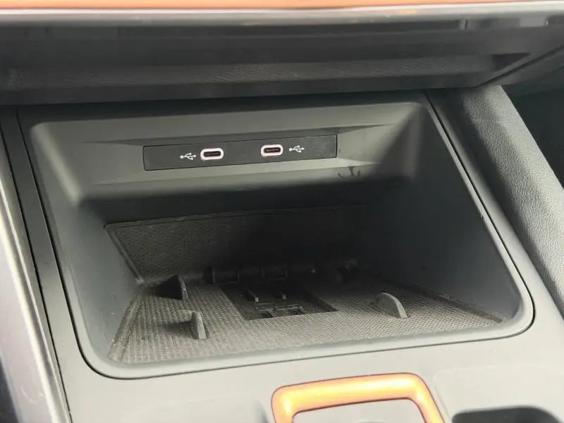 Vue rapprochée de la console centrale du CUPRA Formentor 2025, montrant deux ports USB-C dans un espace de rangement noir.