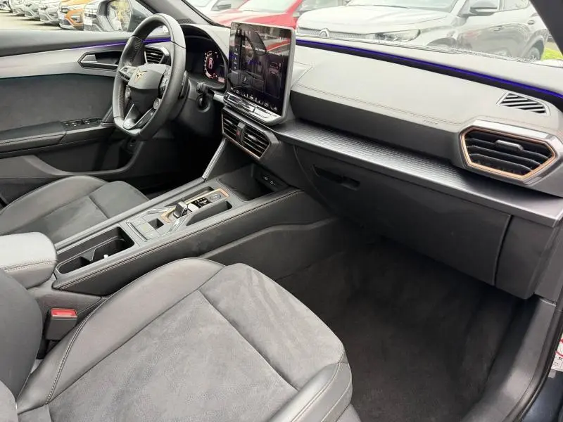 Vue intérieure côté passager du CUPRA Formentor 1.5 eTSI Hybrid 2025 avec tableau de bord moderne et écran tactile central.