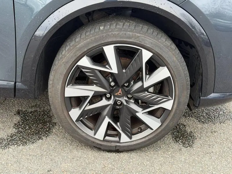 Gros plan sur la roue avant droite du CUPRA Formentor 2025 en Gris Graphène, avec jante alliage au design géométrique distinctif.