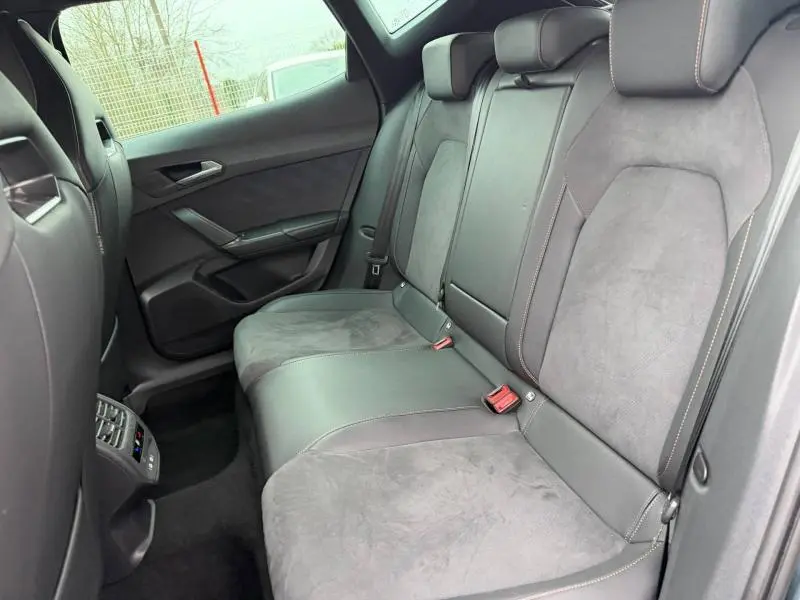 Vue intérieure côté droit des sièges arrière en cuir et alcantara gris du CUPRA Formentor 1.5 eTSI Hybrid 2025.