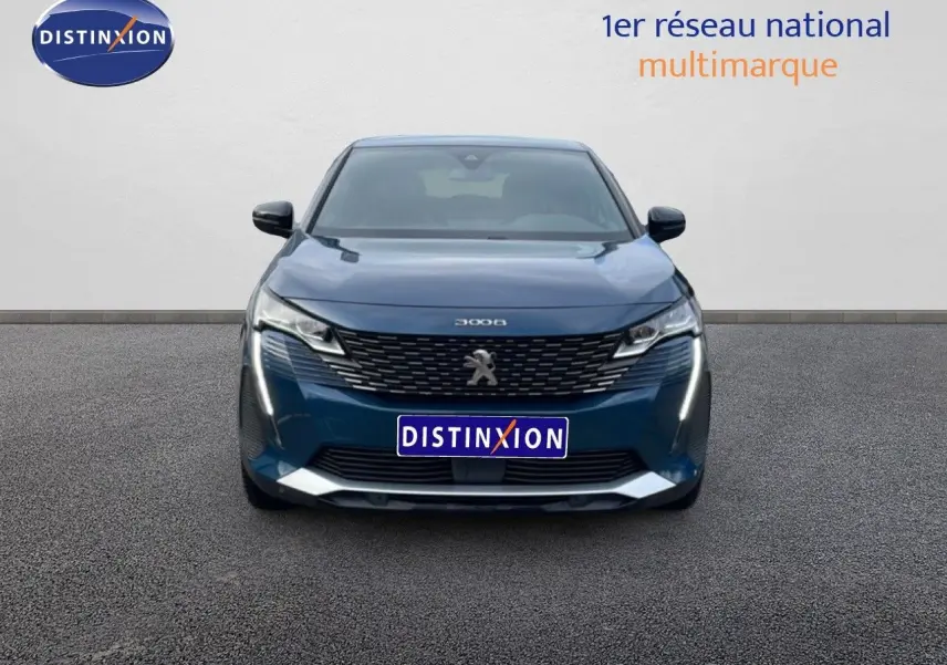 Vue frontale d'un Peugeot 3008 hybride rechargeable bleu Celebes Metal avec calandre et feux LED distinctifs.