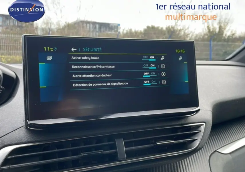 Écran tactile central affichant les réglages de sécurité du Peugeot 3008 hybride, intérieur noir, vue de face.