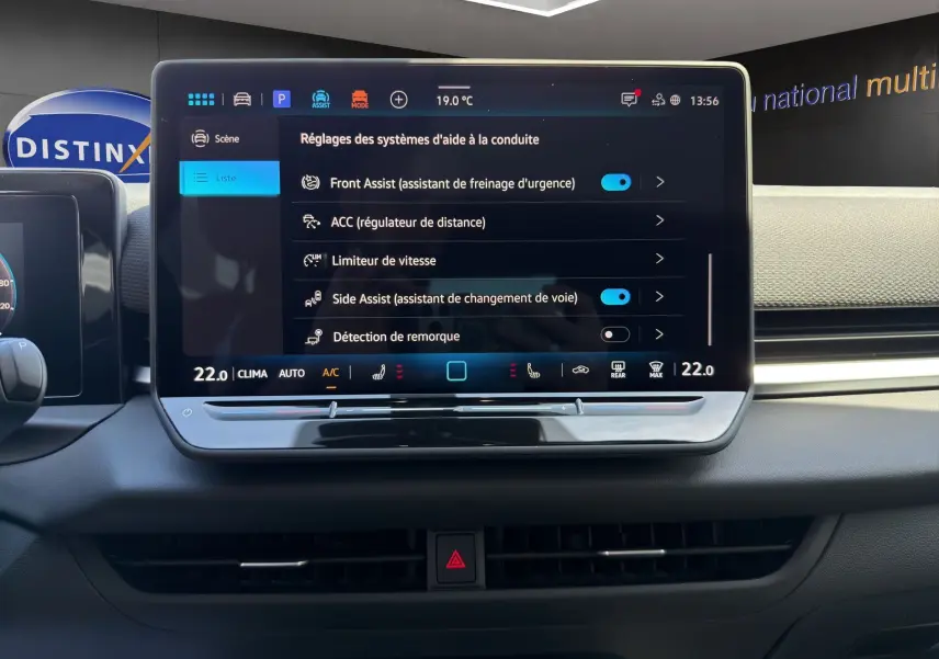 Écran tactile central du Volkswagen T-Roc 2026 noir ébène, affichant les réglages des aides à la conduite.