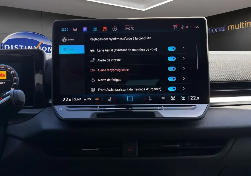 Écran tactile central du Volkswagen T-Roc 2026 noir ébène, affichant les réglages des aides à la conduite.