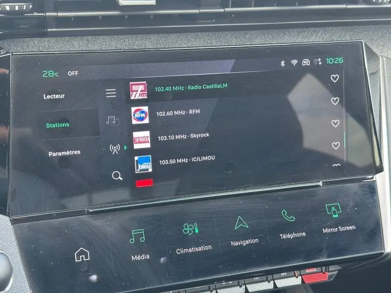 Écran tactile multimédia de la Peugeot 308 2024 affichant les stations radio, vue intérieure centrale.