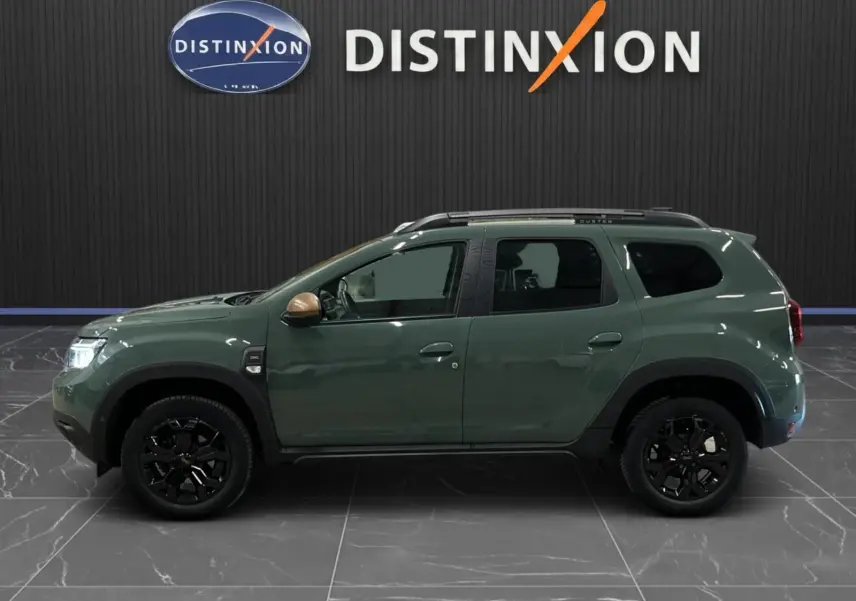 Profil droit du Dacia Duster 2024 kaki lichen avec jantes noires et rétroviseurs couleur bronze.