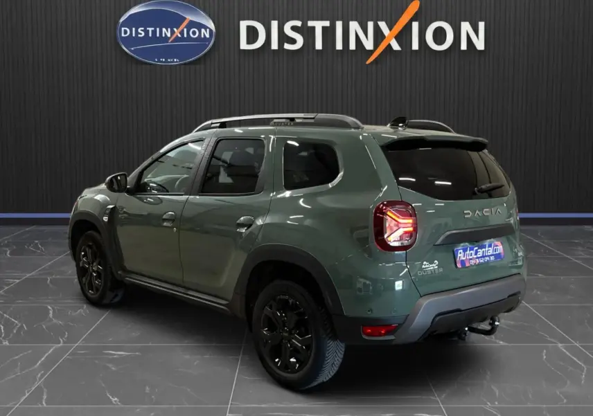 Vue 3/4 arrière droite du Dacia Duster 2024 kaki lichen avec jantes noires et feux arrière LED allumés.