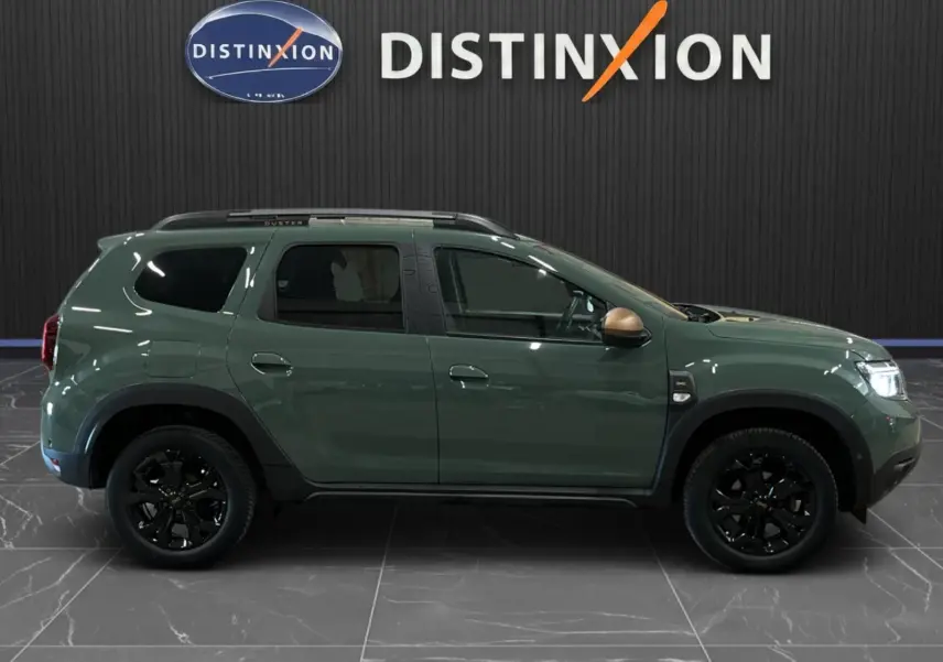 Profil gauche du Dacia Duster 2024 kaki lichen avec jantes noires et rétroviseurs couleur bronze, finition Extreme.