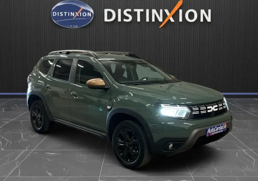 Dacia Duster 1.5 Blue dCi 115 4x4 Extreme kaki lichen en 3/4 avant droit avec jantes noires et rétroviseurs bronze.