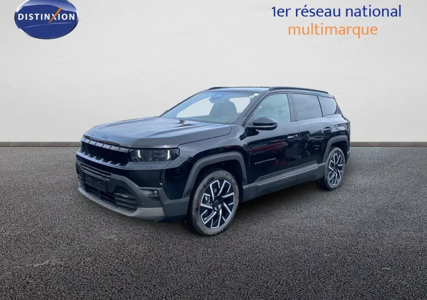 Jeep Compass noir Vulcano métal en vue 3/4 avant droit, avec jantes alliage bicolores et calandre distinctive.