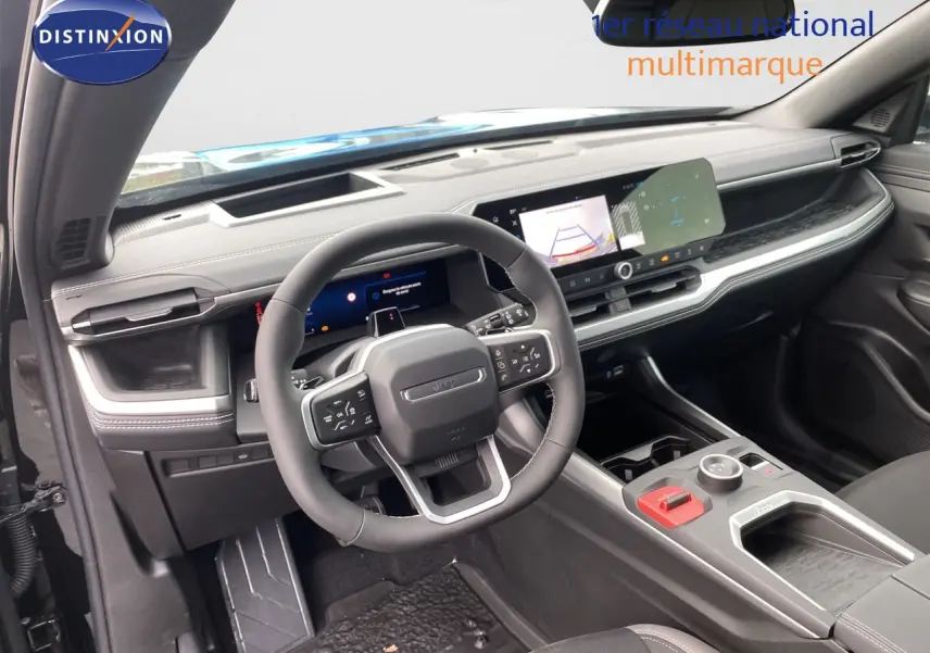 Vue intérieure du tableau de bord et volant du Jeep Compass noir Vulcano, avec écran tactile et console centrale moderne.