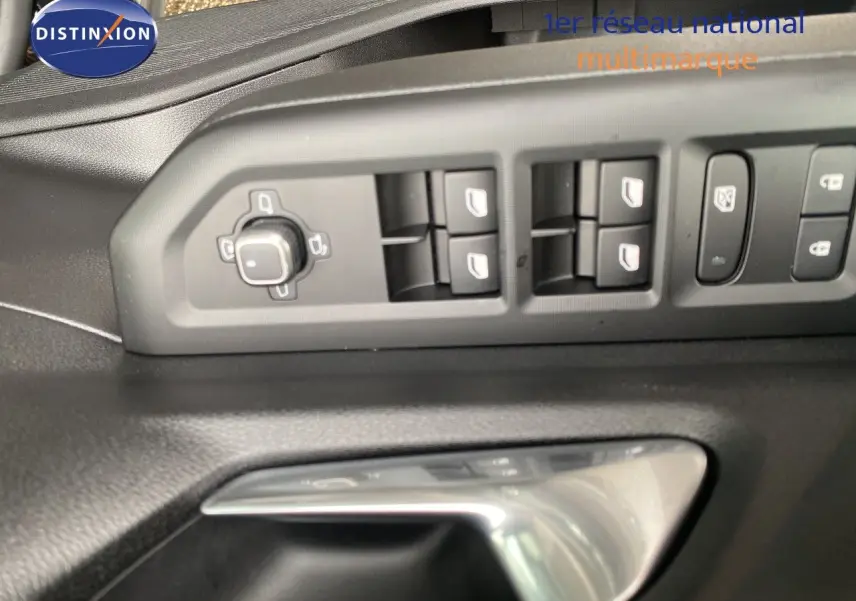 Gros plan sur les commandes de lève-vitres et rétroviseurs côté conducteur du Jeep Compass noir Vulcano 2026.