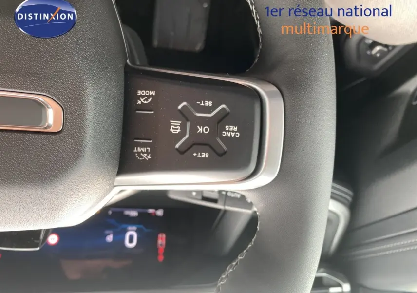 Gros plan sur le volant noir du Jeep Compass 2026, avec commandes intégrées et coutures blanches visibles.