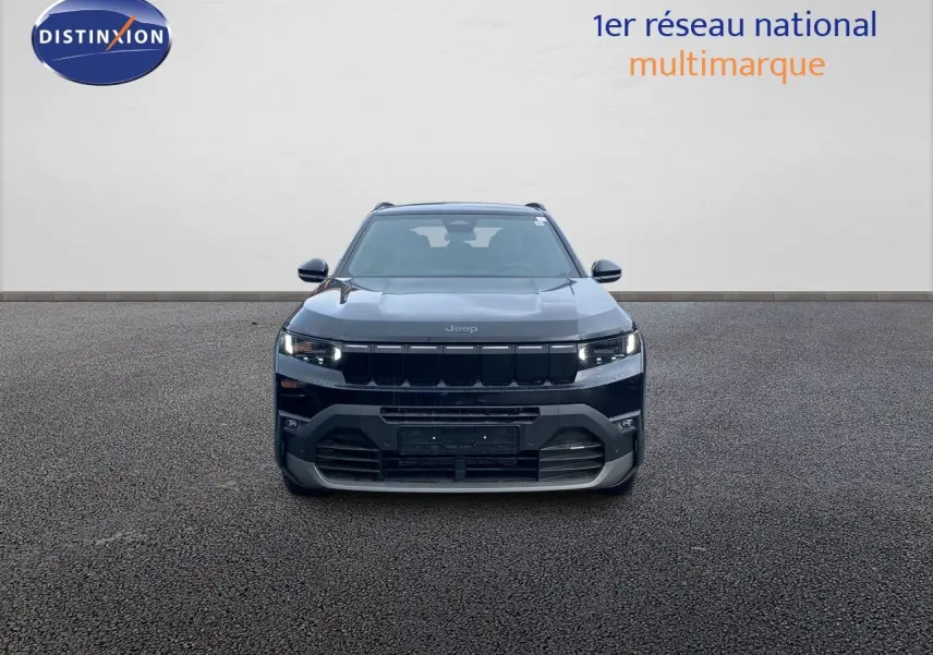 Vue frontale d'un Jeep Compass noir Vulcano métal 2026 avec calandre noire et phares LED allumés.