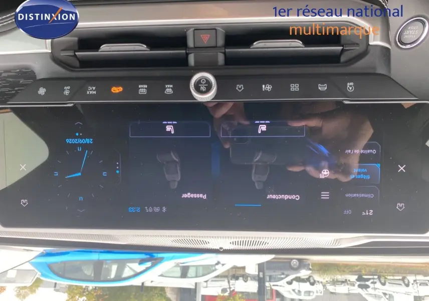 Tableau de bord numérique du Jeep Compass 2026, affichage tactile avec commandes climatisation et horloge digitale.