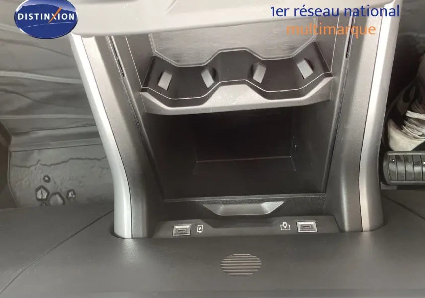 Gros plan sur la console centrale du Jeep Compass 2026 noir Vulcano, montrant les ports USB et un rangement intégré.