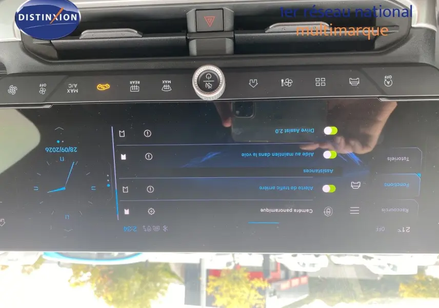 Vue rapprochée de l’écran tactile central du Jeep Compass 2026 noir Vulcano, affichant les réglages d’assistance et de confort.