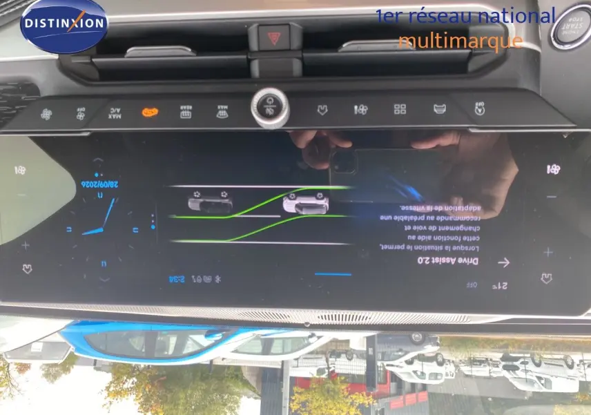 Vue intérieure du tableau de bord numérique du Jeep Compass 2026, affichage des aides à la conduite et commandes tactiles.
