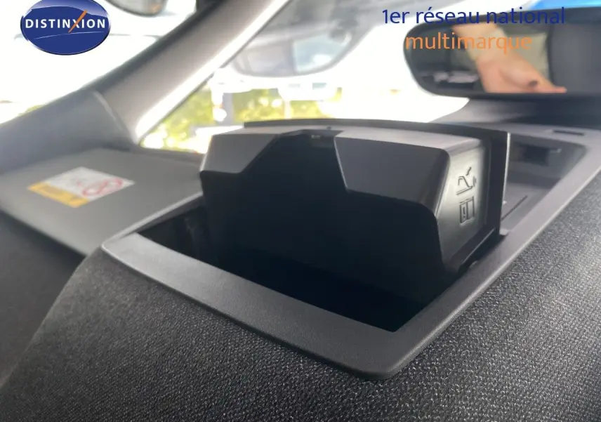 Détail du tableau de bord avec affichage tête haute rétractable dans un Jeep Compass noir Vulcano 2026.