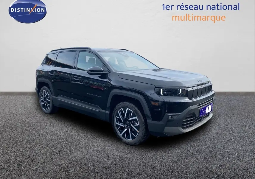 Jeep Compass noir Vulcano métal en 3/4 avant droit, avec jantes alliage et calandre distinctive noire.
