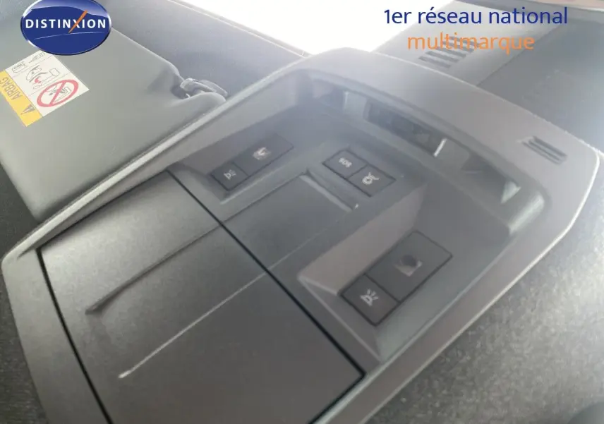 Détail du plafonnier intérieur du Jeep Compass 2026 noir Vulcano, avec commandes d’éclairage et bouton SOS visibles.