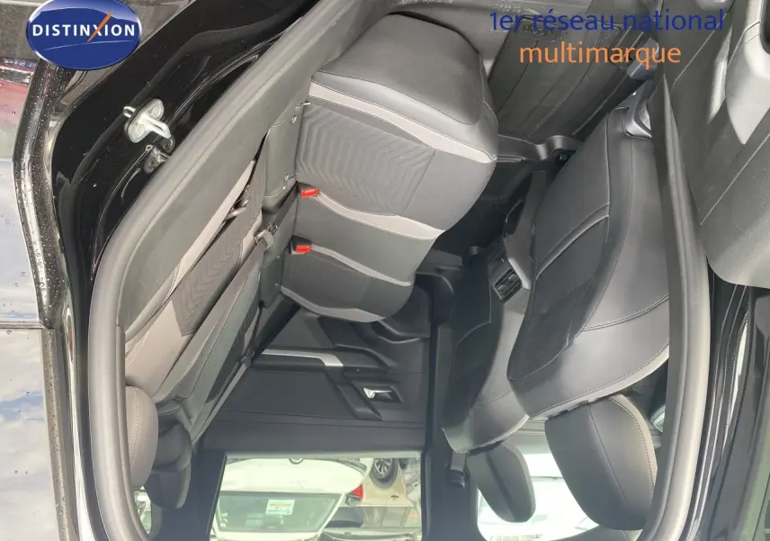 Vue intérieure arrière du Jeep Compass 2026 noir Vulcano, sièges en cuir et tissu gris avec surpiqûres claires.