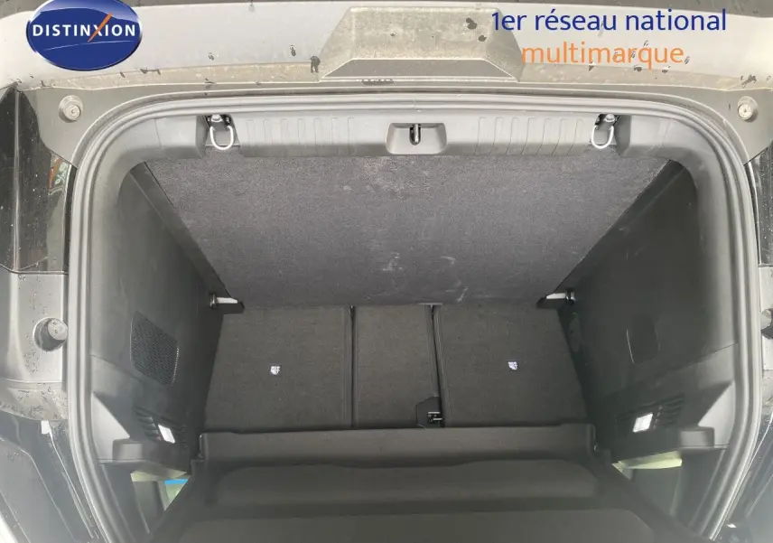 Coffre ouvert d’un Jeep Compass noir Vulcano, vue de l’arrière montrant l’espace de chargement et la tablette cache-bagages.