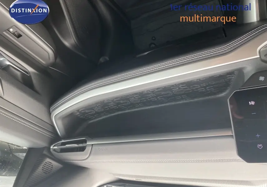 Vue intérieure du tableau de bord et console centrale du Jeep Compass 2026 noir Vulcano Metal, avec finitions cuir et commandes tactiles.