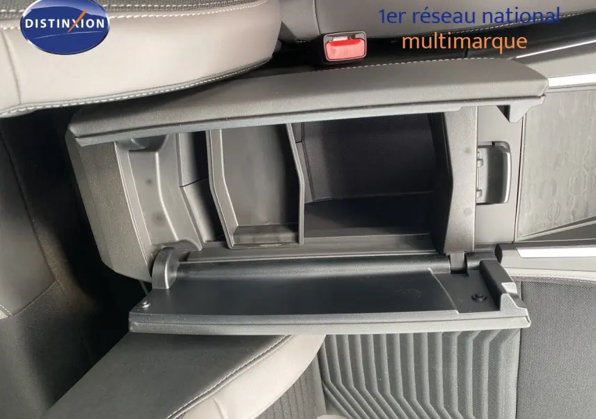 Vue intérieure du coffre à gants ouvert du Jeep Compass noir Vulcano Metal, mettant en valeur les compartiments de rangement.