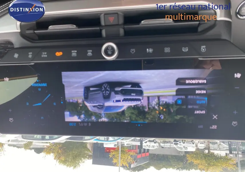 Vue du tableau de bord avec écran tactile affichant la caméra de recul d’un Jeep Compass noir Vulcano 2026.